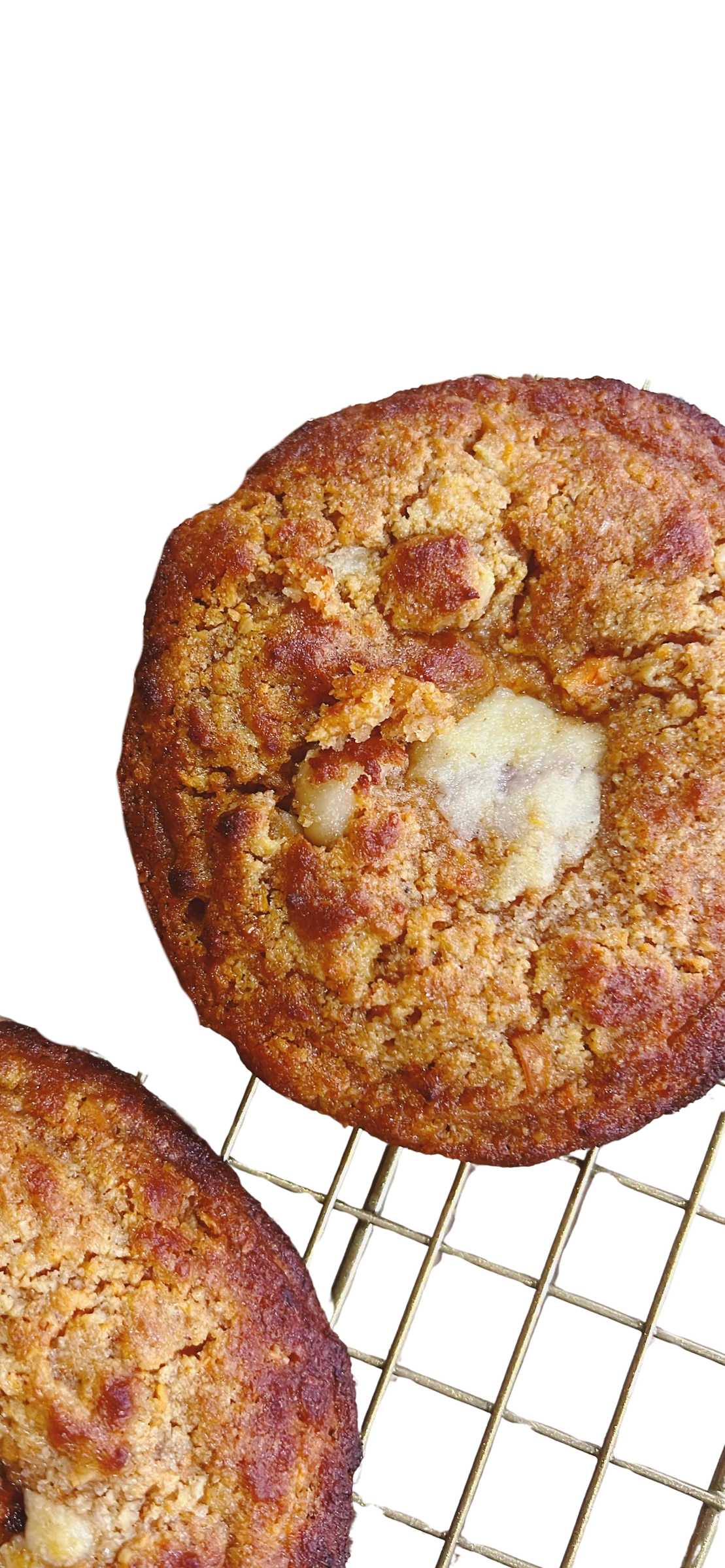 Galleta saludable estilo torta de zanahoria sobre rejilla, gruesa y dorada con relleno de crema de queso