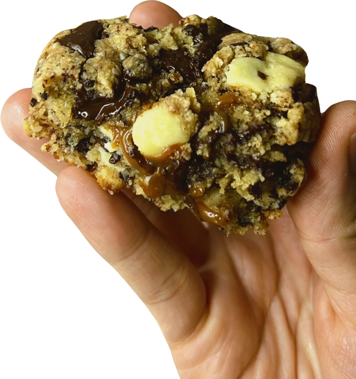 Galleta keto de café y nuez del Brasil sostenida en la mano, con caramelo de café y chips de chocolate en el interior